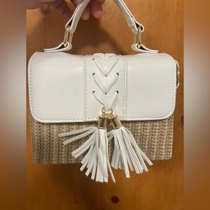 Straw Handbag W/ Wooven Design and Cute Tassle. Summertime Bag 🏖🌴☀️👛